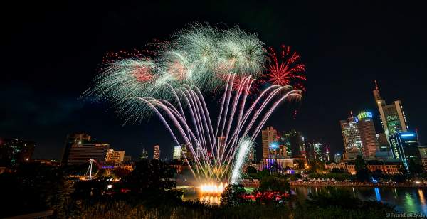 Famoses Musikfeuerwerk beim Museumsuferfest auf dem Main vor der Skyline in Frankfurt 2022