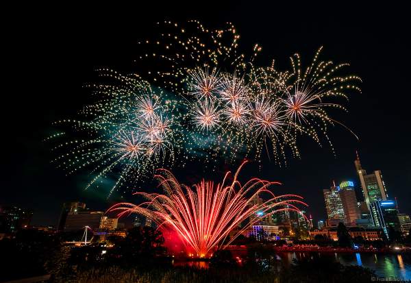 Famoses Musikfeuerwerk beim Museumsuferfest auf dem Main vor der Skyline in Frankfurt 2022