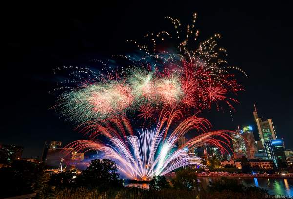 Famoses Musikfeuerwerk beim Museumsuferfest auf dem Main vor der Skyline in Frankfurt 2022