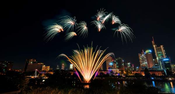 Famoses Musikfeuerwerk beim Museumsuferfest auf dem Main vor der Skyline in Frankfurt 2022