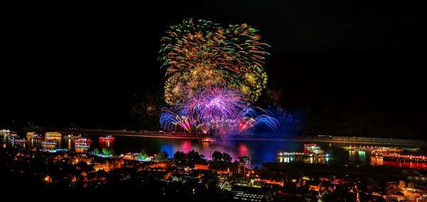 Feuerwerk NIGHT OF THE STARS bei Rhein in Flammen – Die Nacht der 1000 Feuer in Oberwesel 2022 zu bekannten Filmmelodien