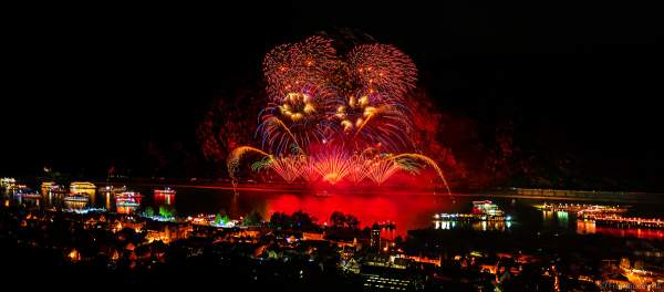 Feuerwerk NIGHT OF THE STARS bei Rhein in Flammen – Die Nacht der 1000 Feuer in Oberwesel 2022 zu bekannten Filmmelodien