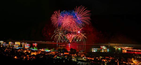 Feuerwerk NIGHT OF THE STARS bei Rhein in Flammen – Die Nacht der 1000 Feuer in Oberwesel 2022 zu bekannten Filmmelodien