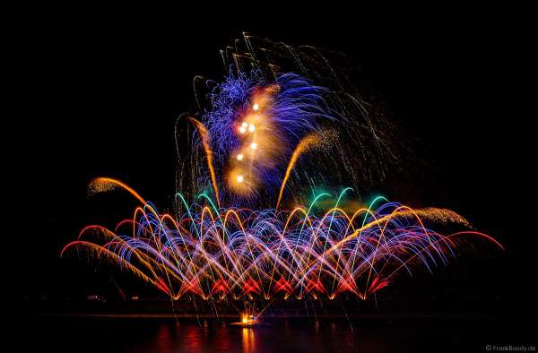 Feuerwerk NIGHT OF THE STARS bei Rhein in Flammen – Die Nacht der 1000 Feuer in Oberwesel 2022 zu bekannten Filmmelodien