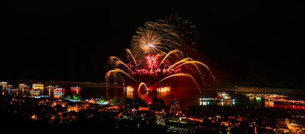 Feuerwerk NIGHT OF THE STARS bei Rhein in Flammen – Die Nacht der 1000 Feuer in Oberwesel 2022 zu bekannten Filmmelodien