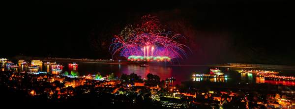 Feuerwerk NIGHT OF THE STARS bei Rhein in Flammen – Die Nacht der 1000 Feuer in Oberwesel 2022 zu bekannten Filmmelodien