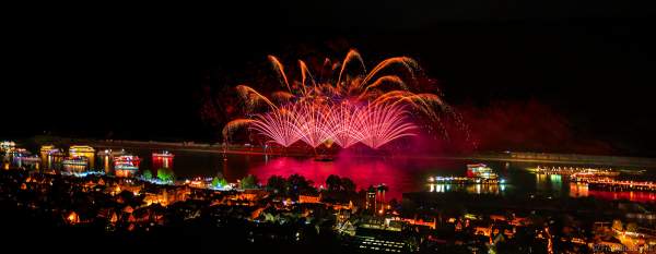 Feuerwerk NIGHT OF THE STARS bei Rhein in Flammen – Die Nacht der 1000 Feuer in Oberwesel 2022 zu bekannten Filmmelodien