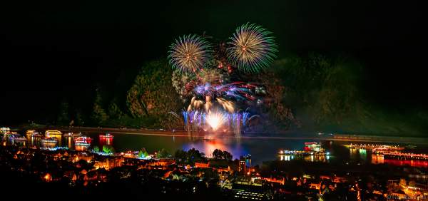 Feuerwerk NIGHT OF THE STARS bei Rhein in Flammen – Die Nacht der 1000 Feuer in Oberwesel 2022 zu bekannten Filmmelodien