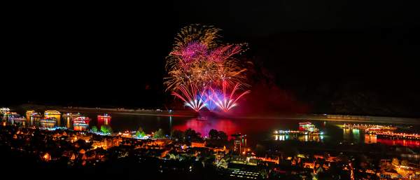 Feuerwerk NIGHT OF THE STARS bei Rhein in Flammen – Die Nacht der 1000 Feuer in Oberwesel 2022 zu bekannten Filmmelodien