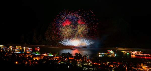 Feuerwerk NIGHT OF THE STARS bei Rhein in Flammen – Die Nacht der 1000 Feuer in Oberwesel 2022 zu bekannten Filmmelodien