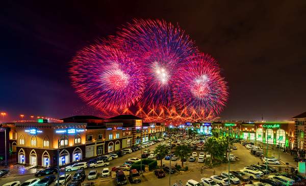 Gewaltiges Feuerwerk in Riad beim 92. Nationalfeiertag in Saudi-Arabien - Saudi Arabia National Day 92 Fireworks - Riyadh
