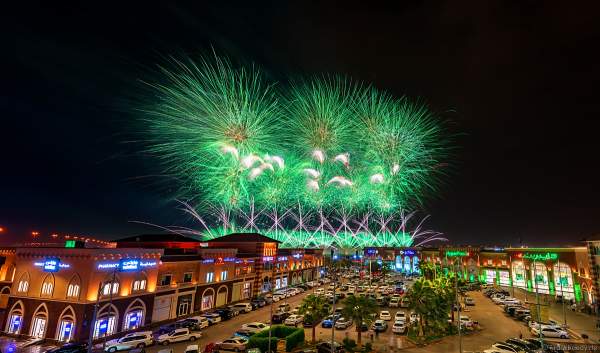 Gewaltiges Feuerwerk in Riad beim 92. Nationalfeiertag in Saudi-Arabien - Saudi Arabia National Day 92 Fireworks - Riyadh