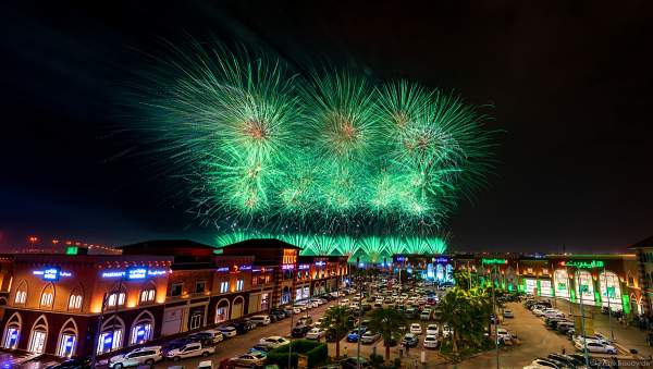 Gewaltiges Feuerwerk in Riad beim 92. Nationalfeiertag in Saudi-Arabien - Saudi Arabia National Day 92 Fireworks - Riyadh