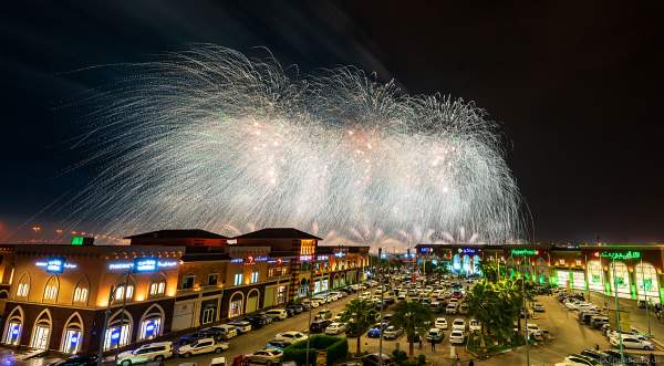 Gewaltiges Feuerwerk in Riad beim 92. Nationalfeiertag in Saudi-Arabien - Saudi Arabia National Day 92 Fireworks - Riyadh