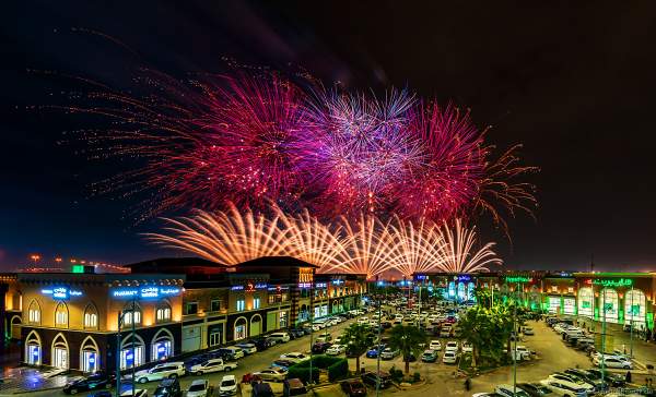 Gewaltiges Feuerwerk in Riad beim 92. Nationalfeiertag in Saudi-Arabien - Saudi Arabia National Day 92 Fireworks - Riyadh