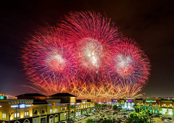 Gewaltiges Feuerwerk in Riad beim 92. Nationalfeiertag in Saudi-Arabien - Saudi Arabia National Day 92 Fireworks - Riyadh