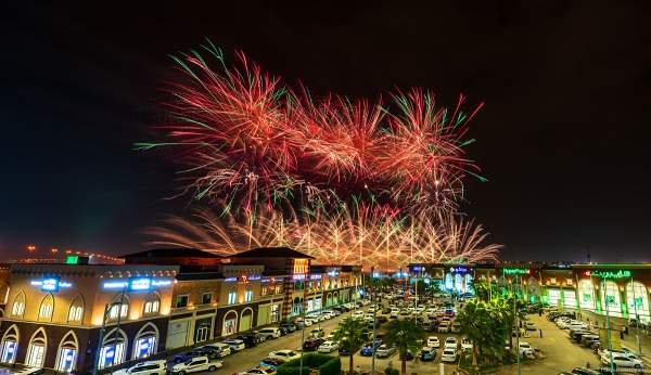 Gewaltiges Feuerwerk in Riad beim 92. Nationalfeiertag in Saudi-Arabien - Saudi Arabia National Day 92 Fireworks - Riyadh