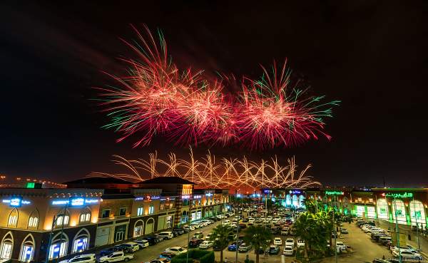 Gewaltiges Feuerwerk in Riad beim 92. Nationalfeiertag in Saudi-Arabien - Saudi Arabia National Day 92 Fireworks - Riyadh