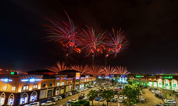 Gewaltiges Feuerwerk in Riad beim 92. Nationalfeiertag in Saudi-Arabien - Saudi Arabia National Day 92 Fireworks - Riyadh