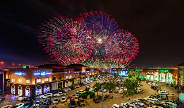 Gewaltiges Feuerwerk in Riad beim 92. Nationalfeiertag in Saudi-Arabien - Saudi Arabia National Day 92 Fireworks - Riyadh