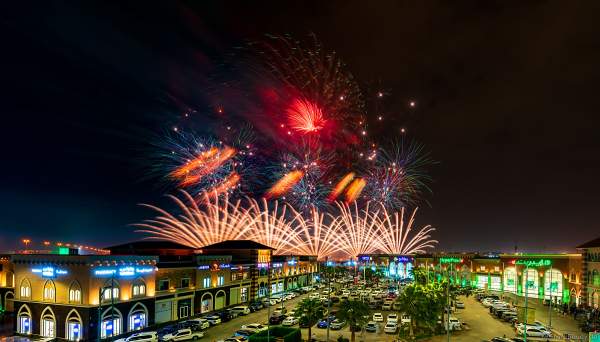 Gewaltiges Feuerwerk in Riad beim 92. Nationalfeiertag in Saudi-Arabien - Saudi Arabia National Day 92 Fireworks - Riyadh