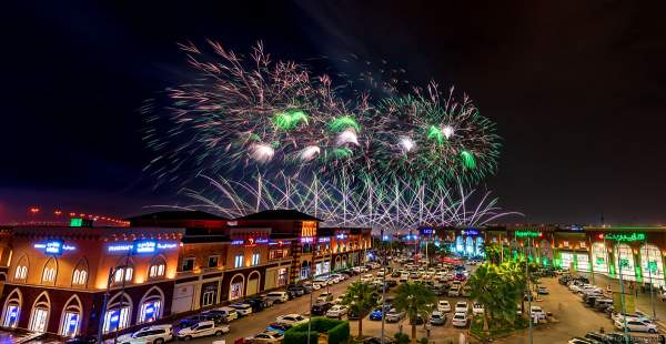 Gewaltiges Feuerwerk in Riad beim 92. Nationalfeiertag in Saudi-Arabien - Saudi Arabia National Day 92 Fireworks - Riyadh