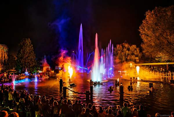 Heiße Flammensäulen, Laserfächer und gigantische Wasserfontänen bei der schaurig schönen Wassershow "Hellfire Fountains" im Europa-Park.