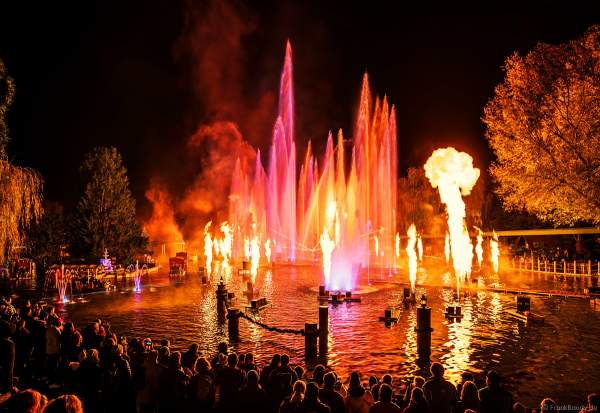 Heiße Flammensäulen, Laserfächer und gigantische Wasserfontänen bei der schaurig schönen Wassershow "Hellfire Fountains" im Europa-Park.
