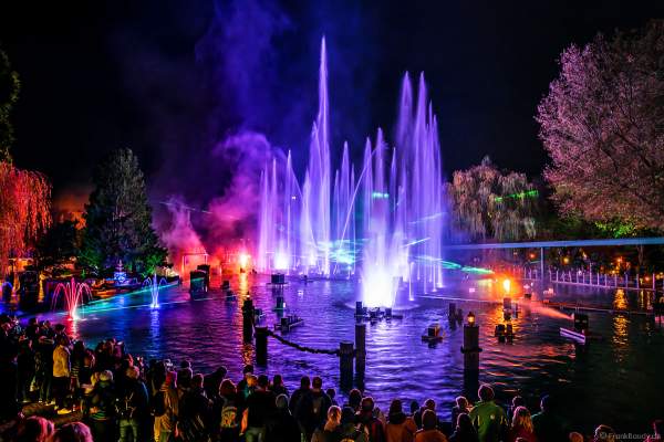 Heiße Flammensäulen, Laserfächer und gigantische Wasserfontänen bei der schaurig schönen Wassershow "Hellfire Fountains" im Europa-Park.