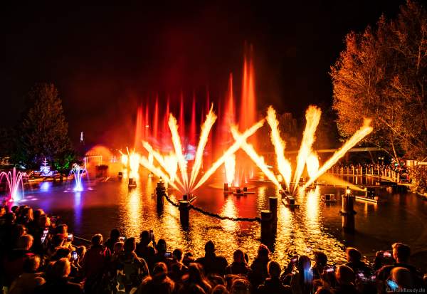 Heiße Flammensäulen, Laserfächer und gigantische Wasserfontänen bei der schaurig schönen Wassershow "Hellfire Fountains" im Europa-Park.