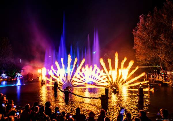 Heiße Flammensäulen, Laserfächer und gigantische Wasserfontänen bei der schaurig schönen Wassershow "Hellfire Fountains" im Europa-Park.