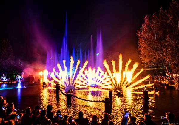 Heiße Flammensäulen, Laserfächer und gigantische Wasserfontänen bei der schaurig schönen Wassershow "Hellfire Fountains" im Europa-Park.