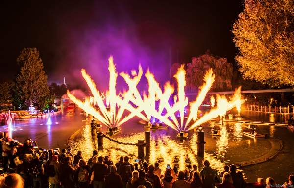 Heiße Flammensäulen, Laserfächer und gigantische Wasserfontänen bei der schaurig schönen Wassershow "Hellfire Fountains" im Europa-Park.