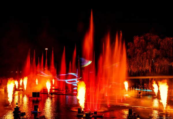 Heiße Flammensäulen, Laserfächer und gigantische Wasserfontänen bei der schaurig schönen Wassershow "Hellfire Fountains" im Europa-Park.