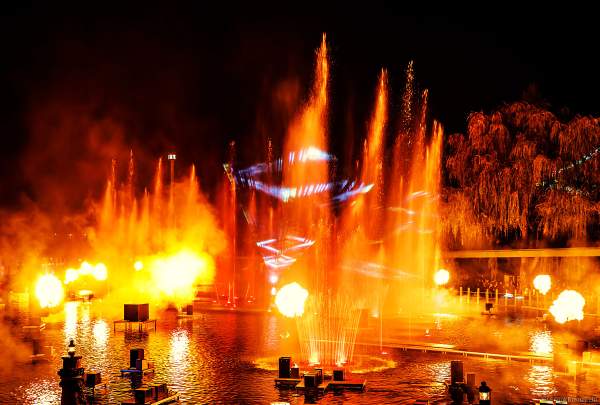 Heiße Flammensäulen, Laserfächer und gigantische Wasserfontänen bei der schaurig schönen Wassershow "Hellfire Fountains" im Europa-Park.