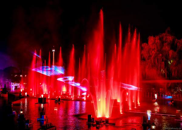 Heiße Flammensäulen, Laserfächer und gigantische Wasserfontänen bei der schaurig schönen Wassershow "Hellfire Fountains" im Europa-Park.