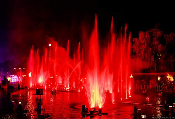 Schaurig schöne Wassershow "Hellfire Fountains" im Europa-Park