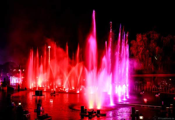 Schaurig schöne Wassershow "Hellfire Fountains" im Europa-Park