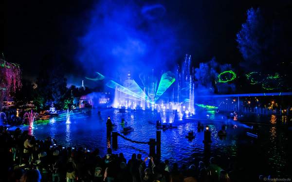 Heiße Flammensäulen, Laserfächer und gigantische Wasserfontänen bei der schaurig schönen Wassershow "Hellfire Fountains" im Europa-Park.