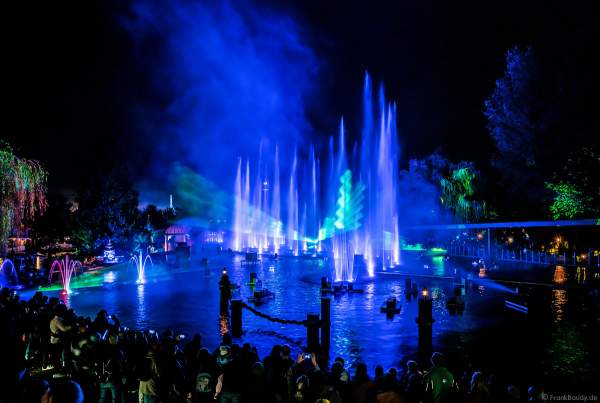 Heiße Flammensäulen, Laserfächer und gigantische Wasserfontänen bei der schaurig schönen Wassershow "Hellfire Fountains" im Europa-Park.