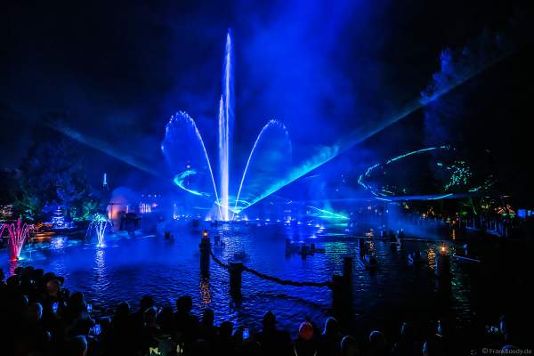 Heiße Flammensäulen, Laserfächer und gigantische Wasserfontänen bei der schaurig schönen Wassershow "Hellfire Fountains" im Europa-Park.