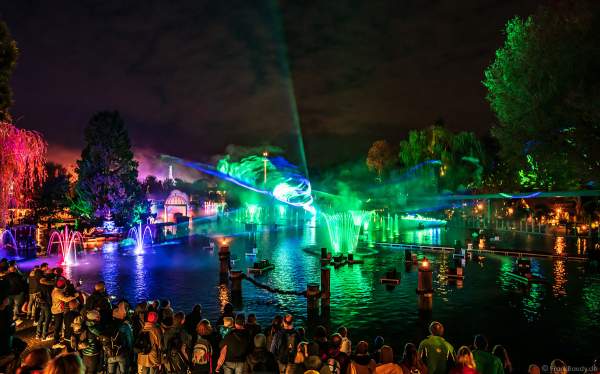 Heiße Flammensäulen, Laserfächer und gigantische Wasserfontänen bei der schaurig schönen Wassershow "Hellfire Fountains" im Europa-Park.