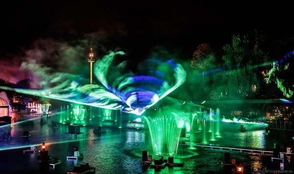 Heiße Flammensäulen, Laserfächer und gigantische Wasserfontänen bei der schaurig schönen Wassershow "Hellfire Fountains" im Europa-Park.