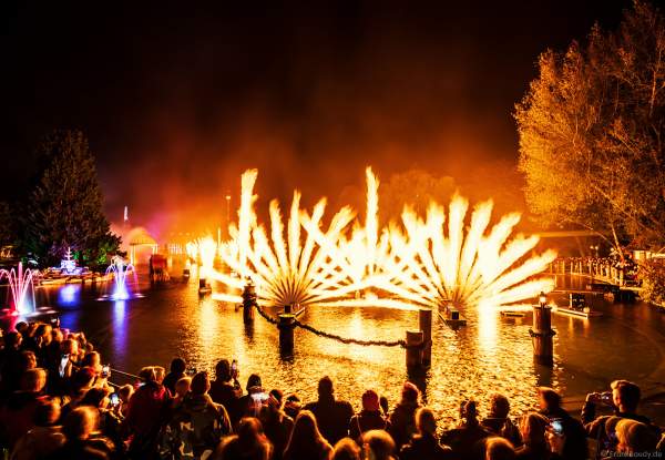 Heiße Flammensäulen, Laserfächer und gigantische Wasserfontänen bei der schaurig schönen Wassershow "Hellfire Fountains" im Europa-Park.