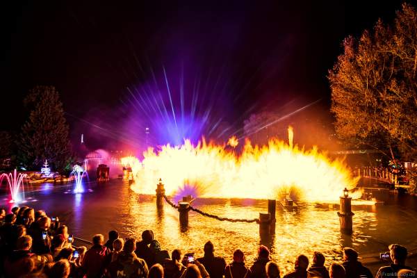 Heiße Flammensäulen, Laserfächer und gigantische Wasserfontänen bei der schaurig schönen Wassershow "Hellfire Fountains" im Europa-Park.