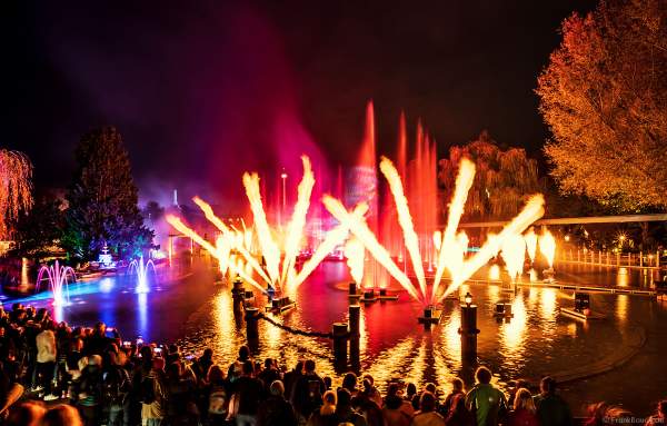 Heiße Flammensäulen, Laserfächer und gigantische Wasserfontänen bei der schaurig schönen Wassershow "Hellfire Fountains" im Europa-Park.