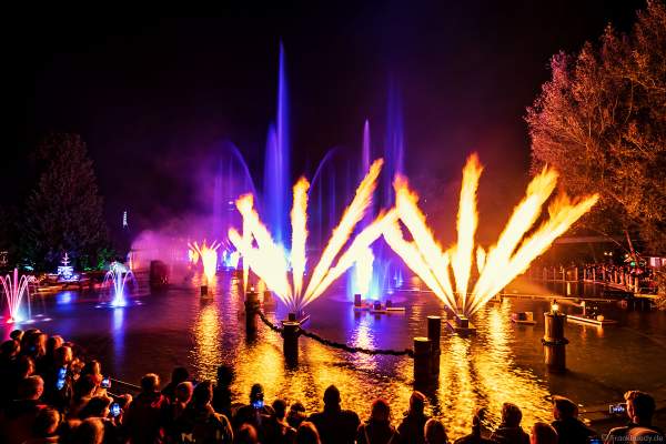 Heiße Flammensäulen, Laserfächer und gigantische Wasserfontänen bei der schaurig schönen Wassershow "Hellfire Fountains" im Europa-Park.