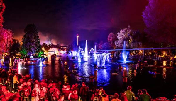 Schaurig schöne Wassershow "Hellfire Fountains" im Europa-Park