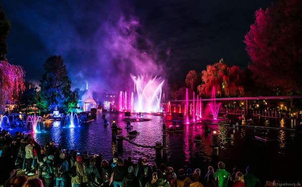 Schaurig schöne Wassershow "Hellfire Fountains" im Europa-Park