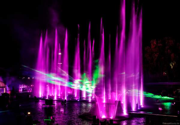 Heiße Flammensäulen, Laserfächer und gigantische Wasserfontänen bei der schaurig schönen Wassershow "Hellfire Fountains" im Europa-Park.